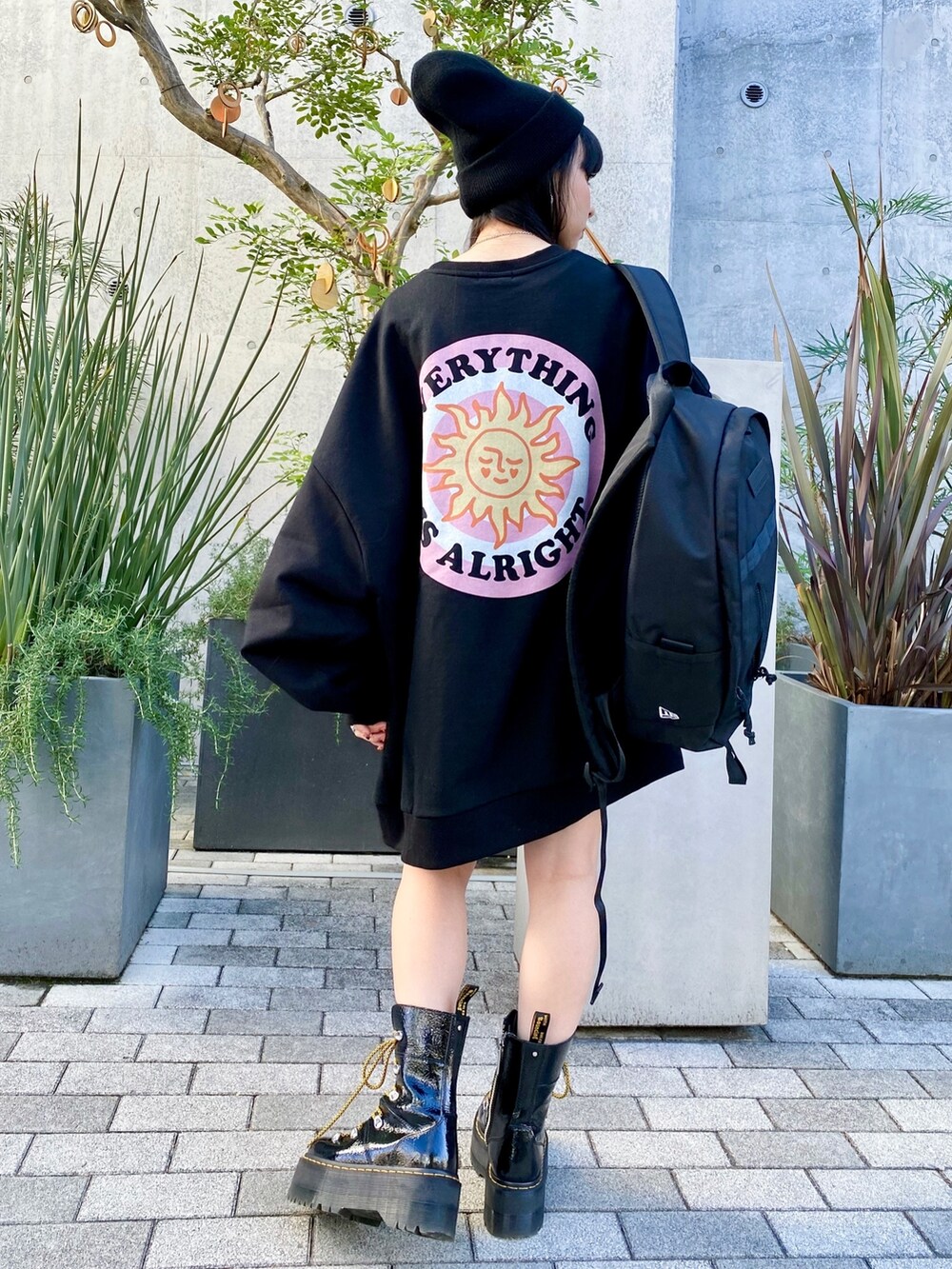 ブラック系のスウェット、ブラック系のバックパック/リュック、ブラック系のシューズを着用したレディースの冬コーディネートの3枚目の写真