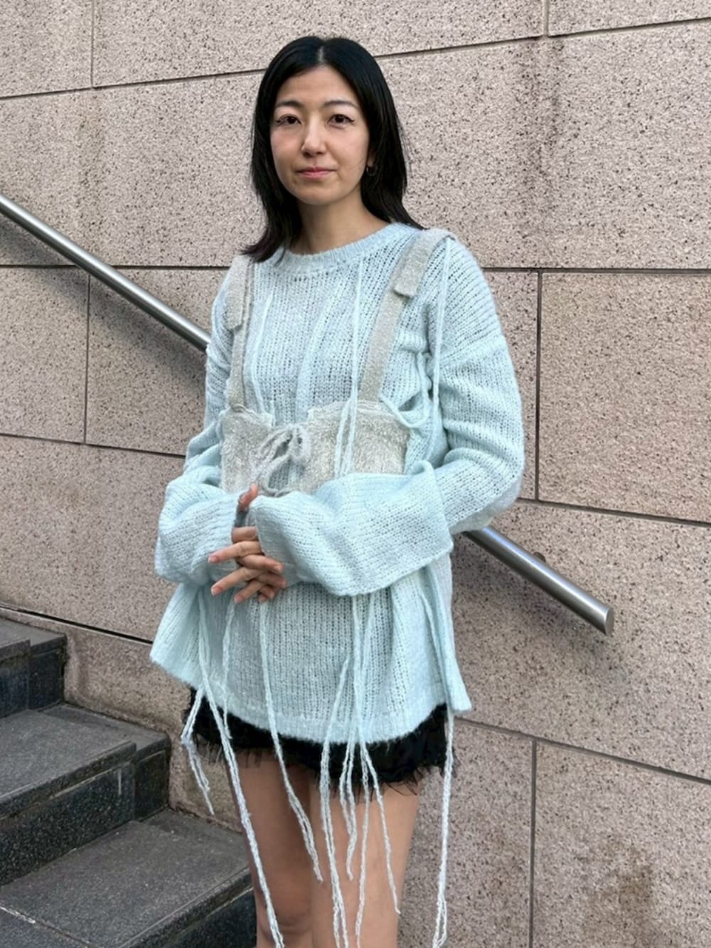ブラック系のその他パンツ、ブルー系のニット/セーター、グレー系のその他トップスを着用したレディースの冬コーディネートの4枚目の写真
