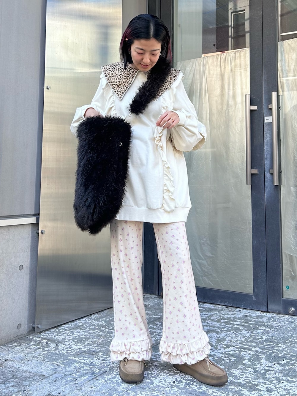 ブラック系のショルダーバッグ、ベージュ系のその他パンツ、ホワイト系のスウェットを着用したレディースの冬コーディネートの3枚目の写真