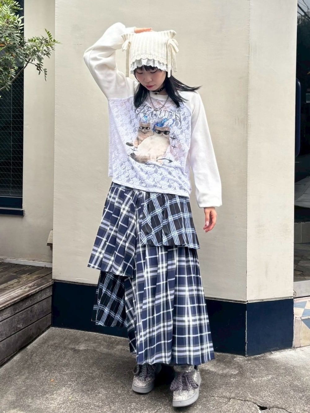 ブルー系のスカート、ホワイト系のTシャツ/カットソー、ホワイト系のニットキャップ/ビーニーを着用したレディースの秋コーディネートの2枚目の写真