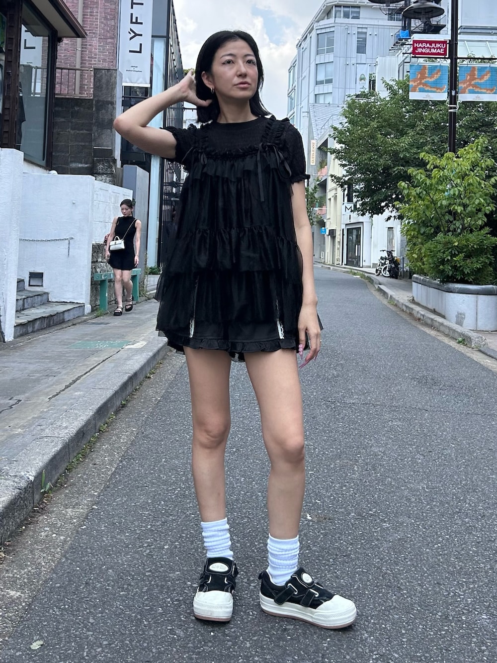 ブラック系のその他パンツ、ブラック系のその他トップス、ブラック系のTシャツ/カットソーを着用したレディースの夏コーディネートの3枚目の写真