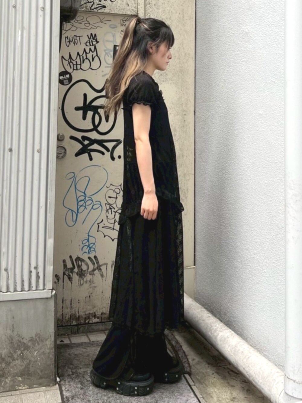 ブラック系のその他パンツ、ブラック系のワンピース、ブラック系のTシャツ/カットソーを着用したレディースの夏コーディネートの4枚目の写真