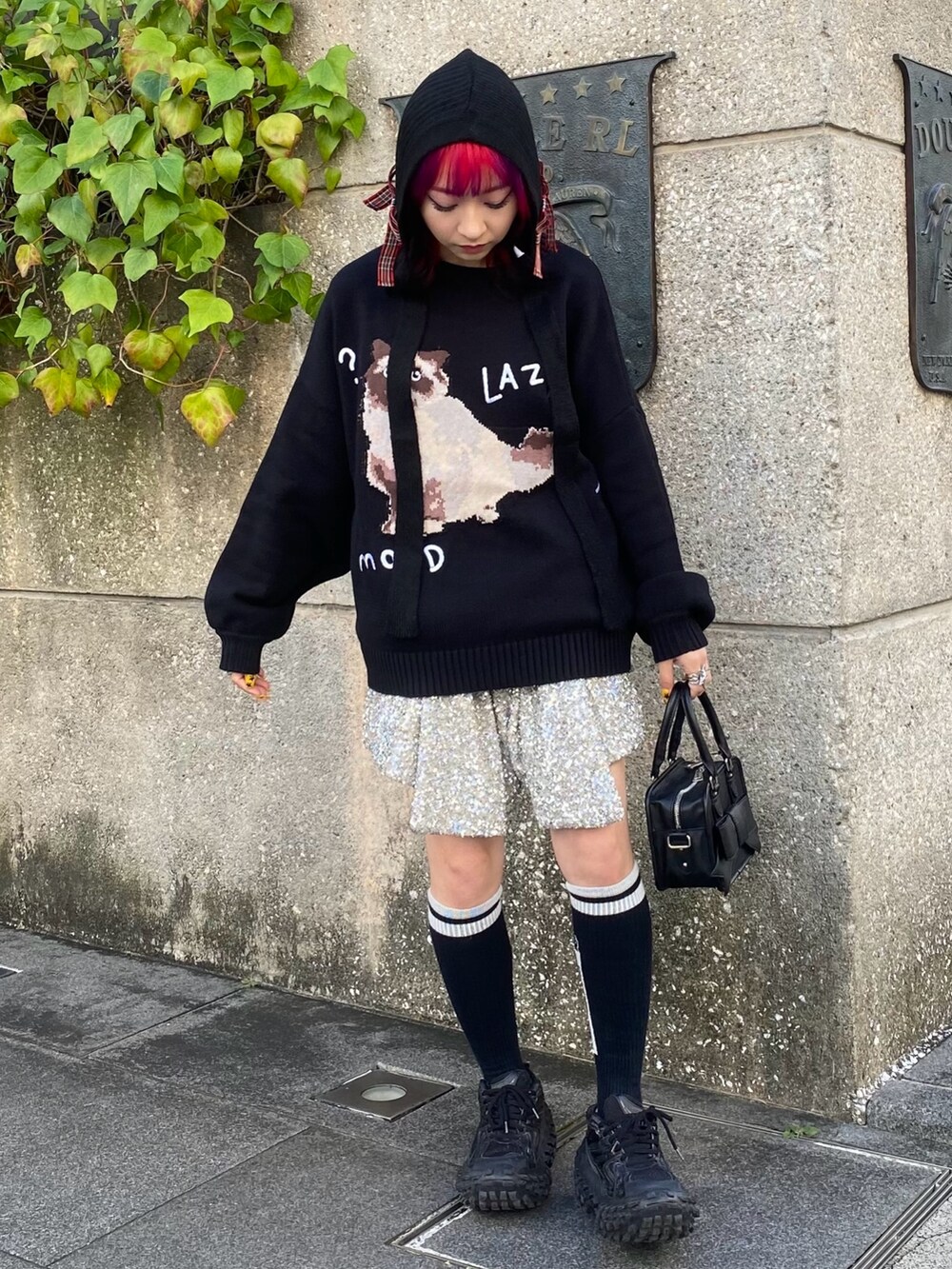 ブラック系のショルダーバッグ、シルバー系のその他パンツ、ブラック系のニット/セーターを着用したレディースの秋コーディネートの3枚目の写真