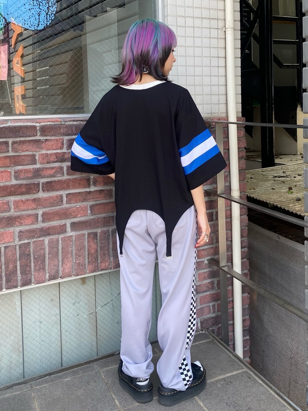 ブラック系のTシャツ/カットソー、グレー系のその他パンツ、ブラック系のチョーカーを着用したレディースの夏コーディネートの4枚目の写真