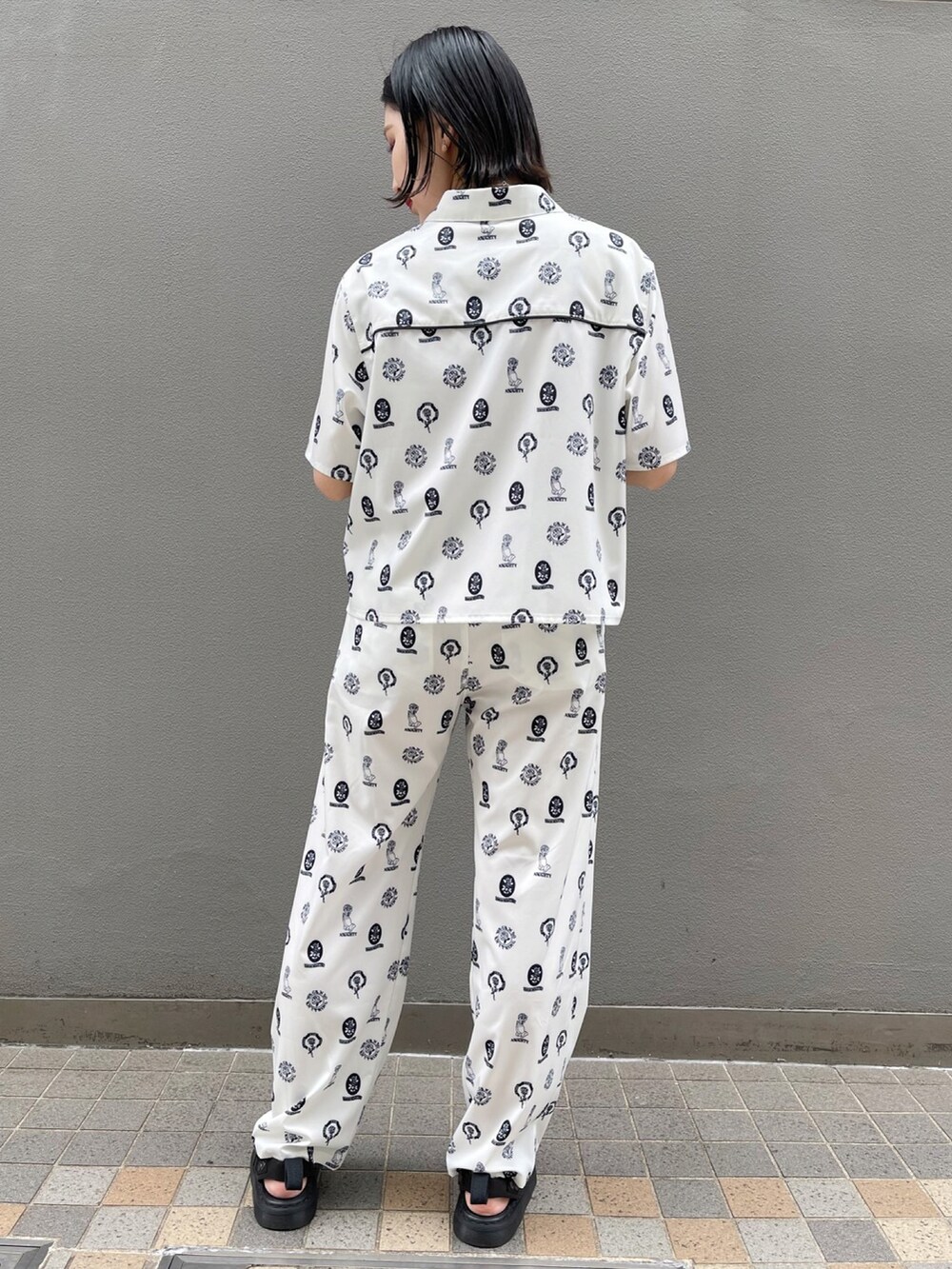 ホワイト系のその他パンツ、ホワイト系のシャツ/ブラウスを着用したレディースの夏コーディネートの3枚目の写真