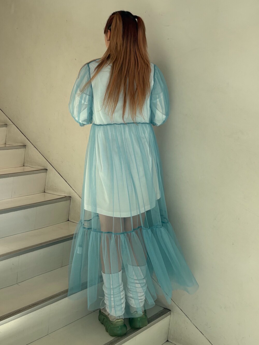 ブルー系のワンピース、ホワイト系のTシャツ/カットソーを着用したレディースの夏コーディネートの5枚目の写真