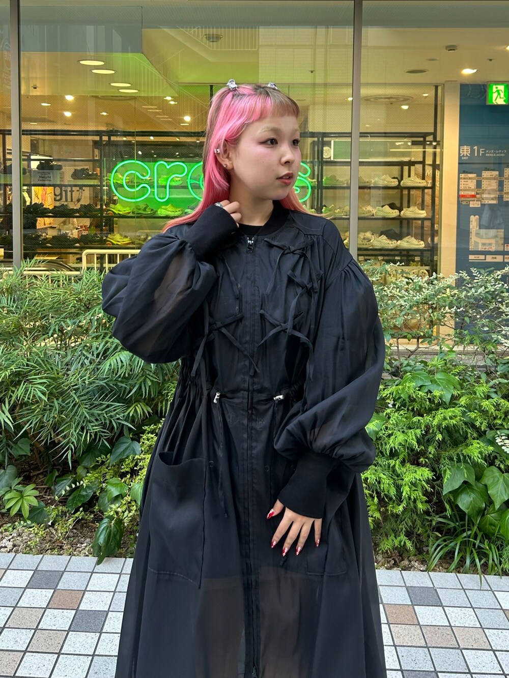 ブラック系のTシャツ/カットソー、ブラック系のドレスを着用したレディースの夏コーディネートの4枚目の写真