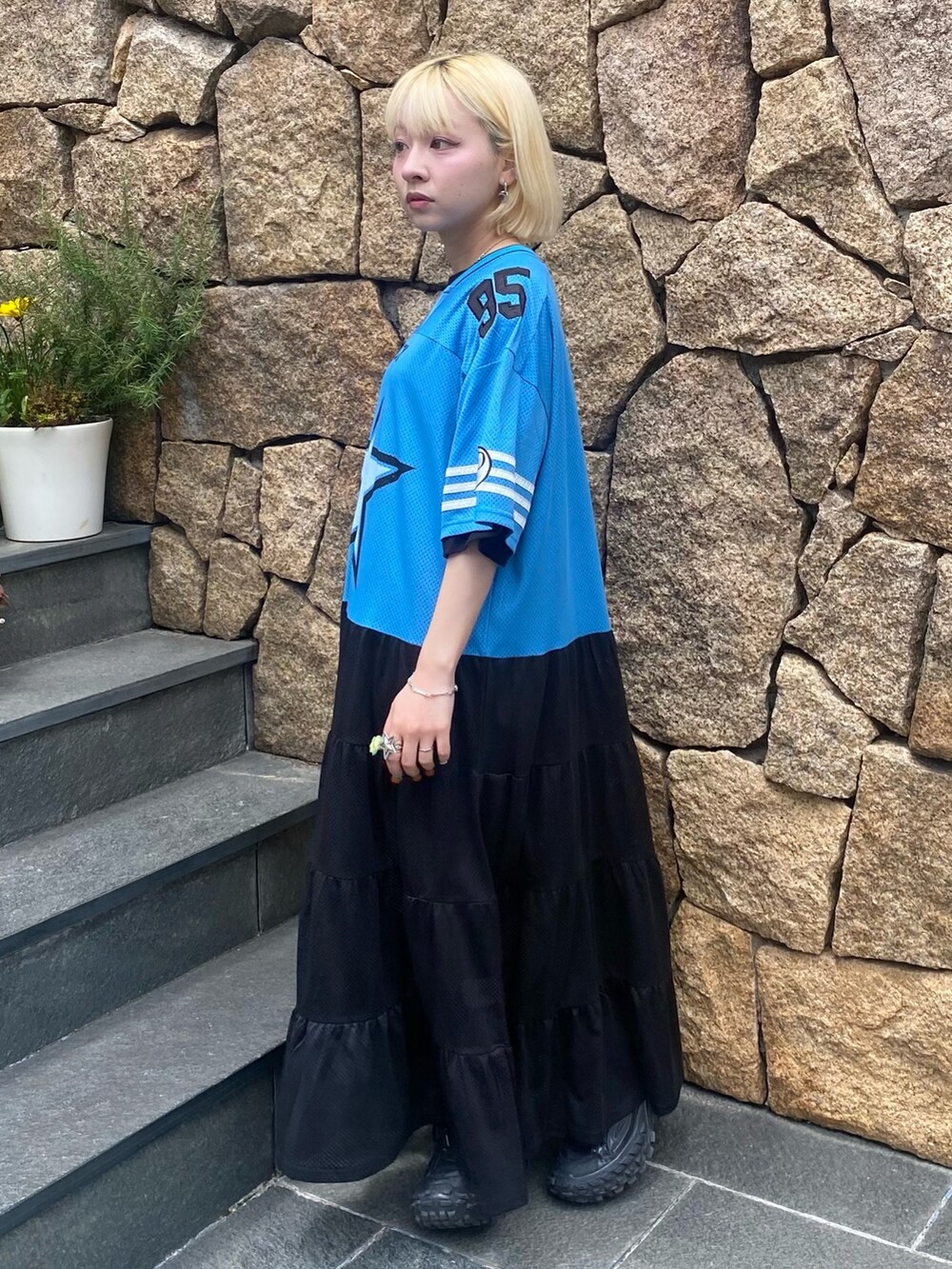 ブルー系のワンピースを着用したレディースの夏コーディネートの2枚目の写真