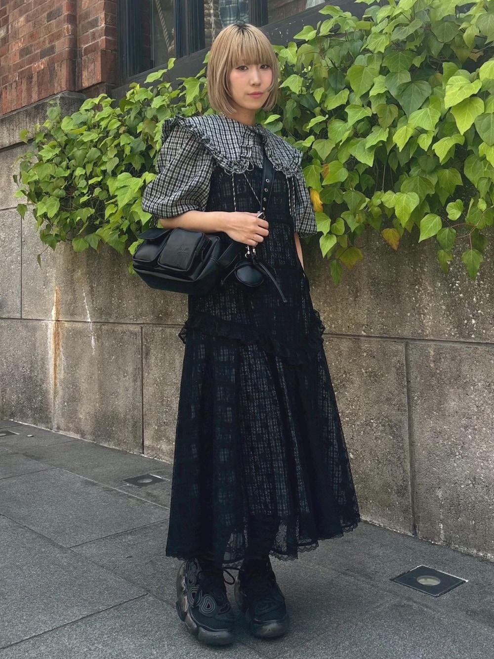 ブラック系のワンピース、グリーン系のワンピース、ブラック系のショルダーバッグを着用したレディースの夏コーディネートの3枚目の写真