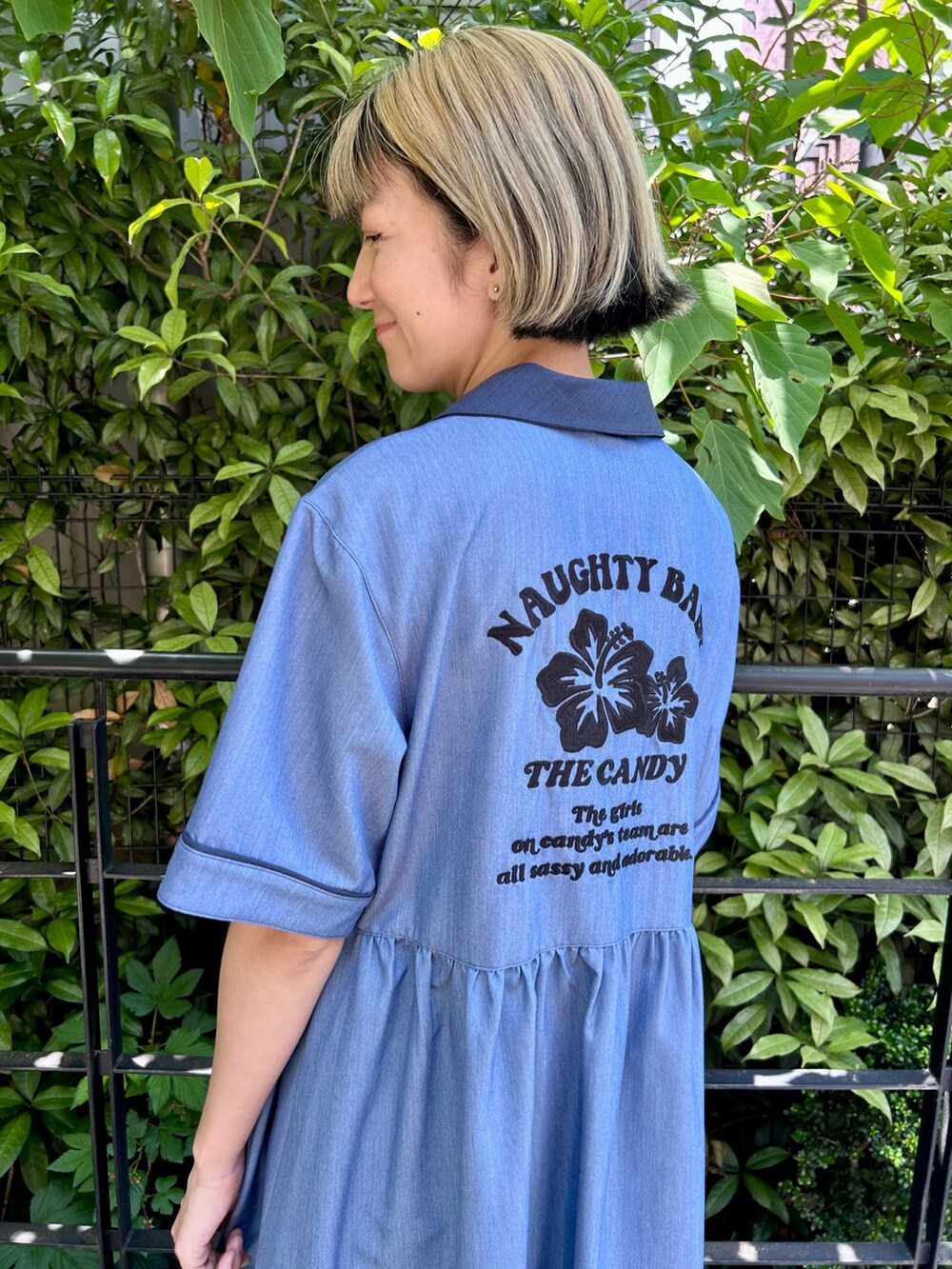 ブルー系のシャツワンピース、ホワイト系のソックス/靴下を着用したレディースの春コーディネートの4枚目の写真