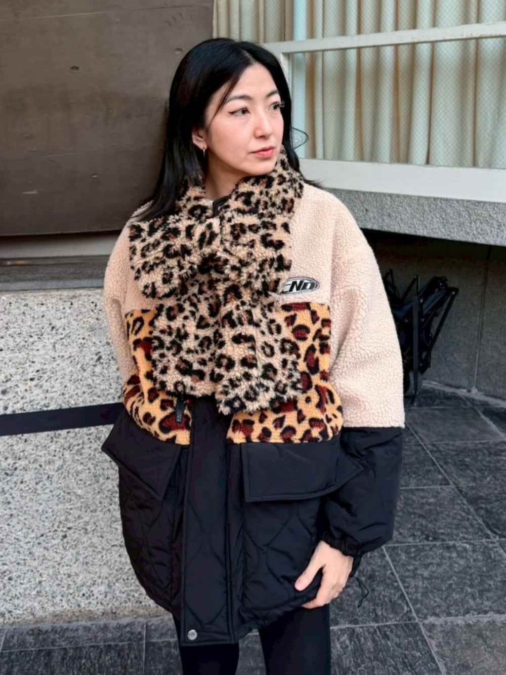 ベージュ系のブルゾン、ベージュ系のマフラーを着用したレディースの冬コーディネートの4枚目の写真