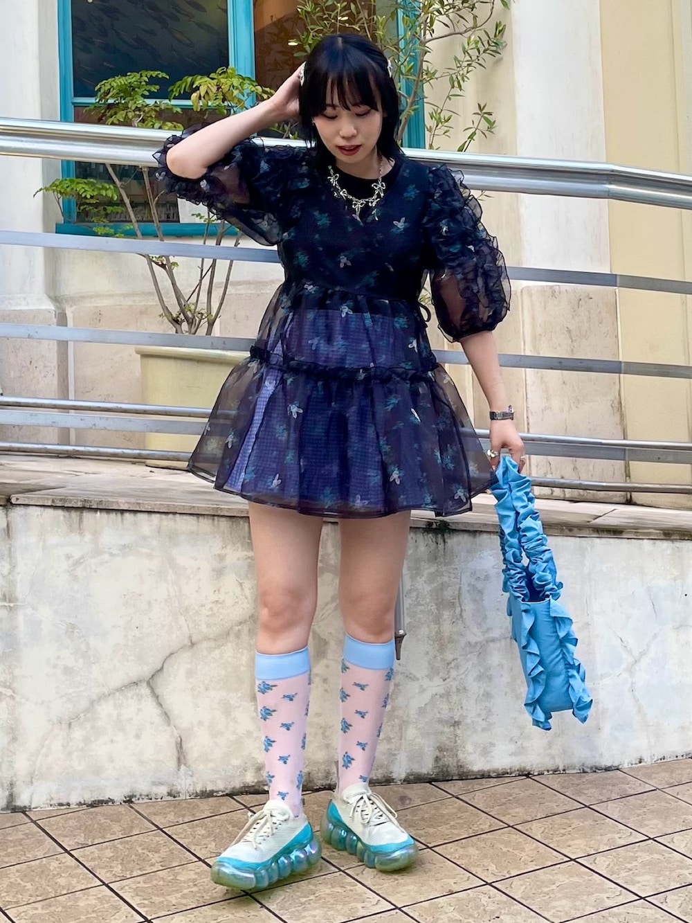 ブラック系のその他トップス、ブラック系のTシャツ/カットソー、ブルー系のその他パンツを着用したレディースの夏コーディネートの2枚目の写真