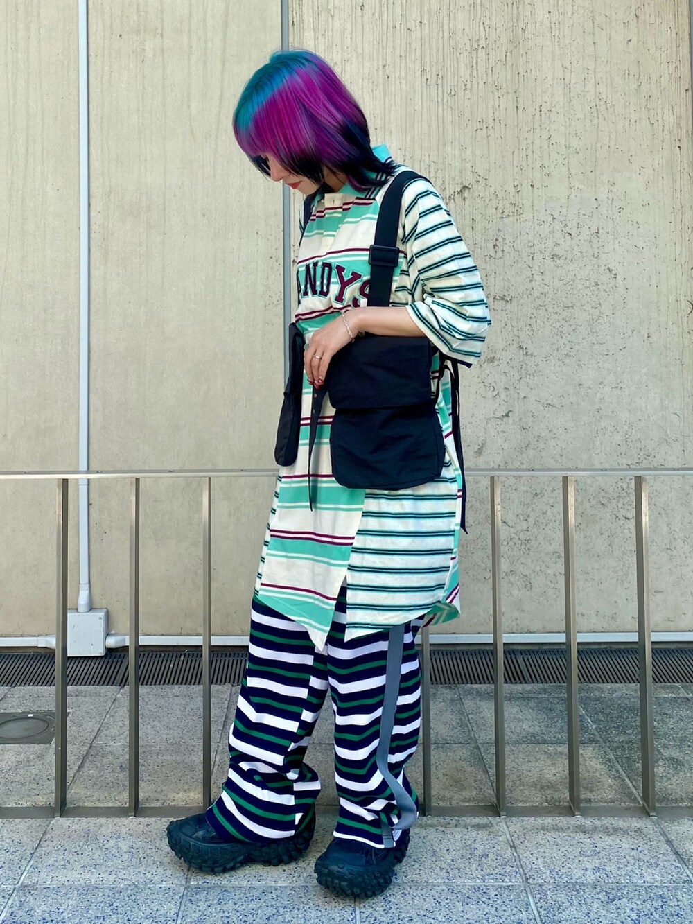 ブルー系のその他パンツ、ブラック系のベスト、グリーン系のワンピースを着用したレディースの夏コーディネートの3枚目の写真