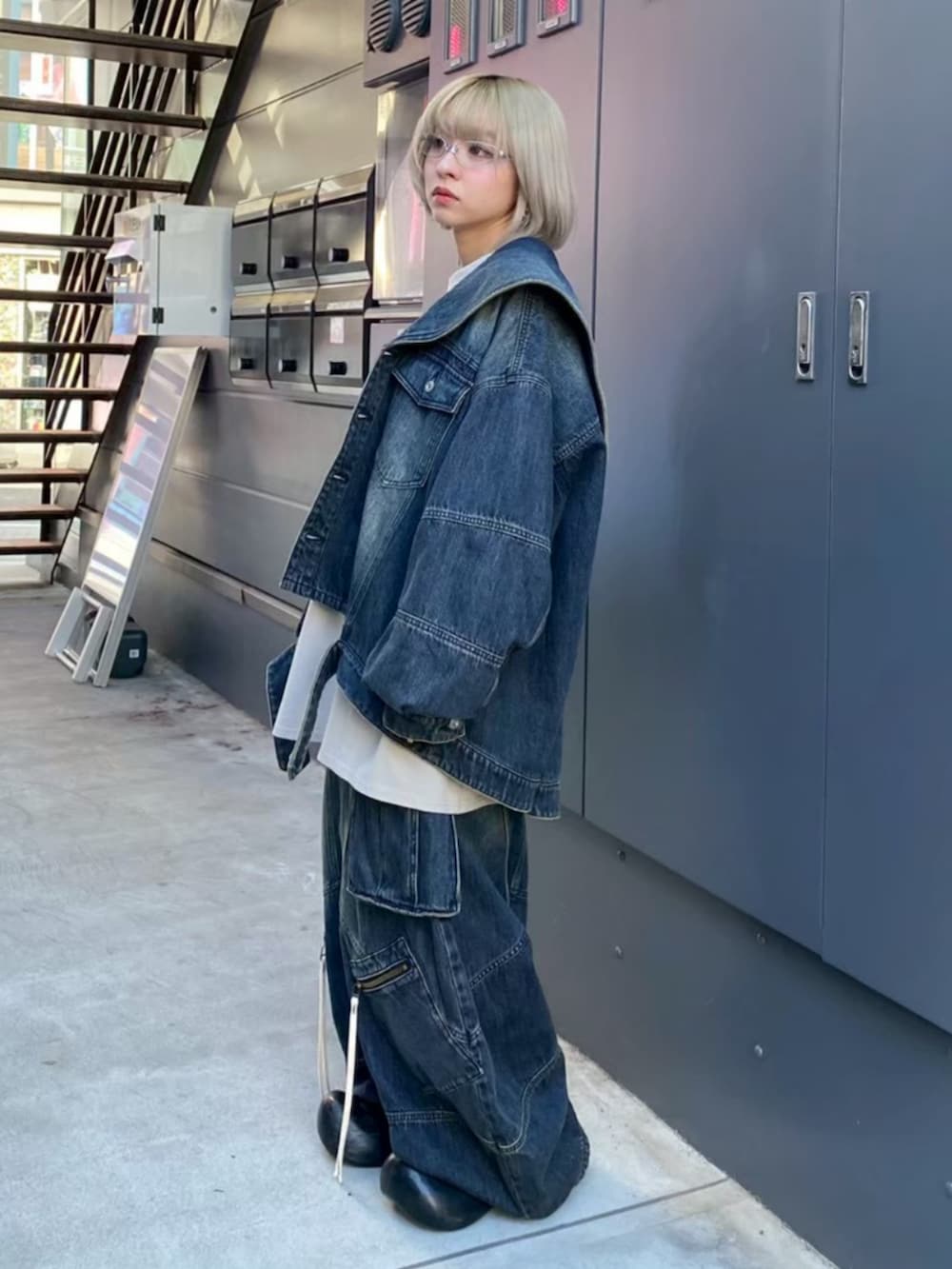 ブルー系のデニムパンツ、ベージュ系のTシャツ/カットソー、ブルー系のデニムジャケットを着用したレディースの春コーディネートの2枚目の写真