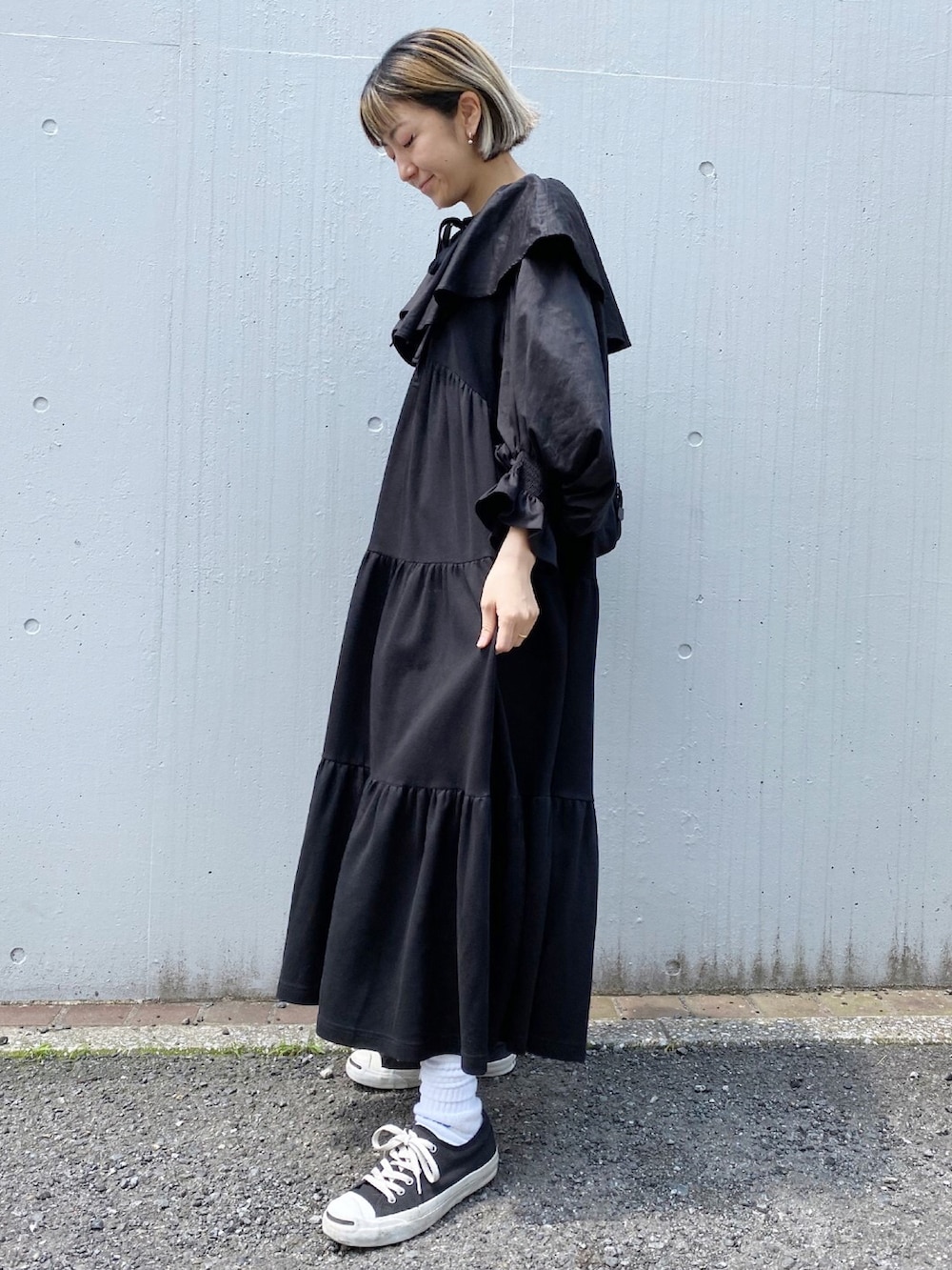 ブラック系のワンピース、ブラック系のショルダーバッグ、ブラック系のスニーカーを着用したレディースの夏コーディネートの3枚目の写真