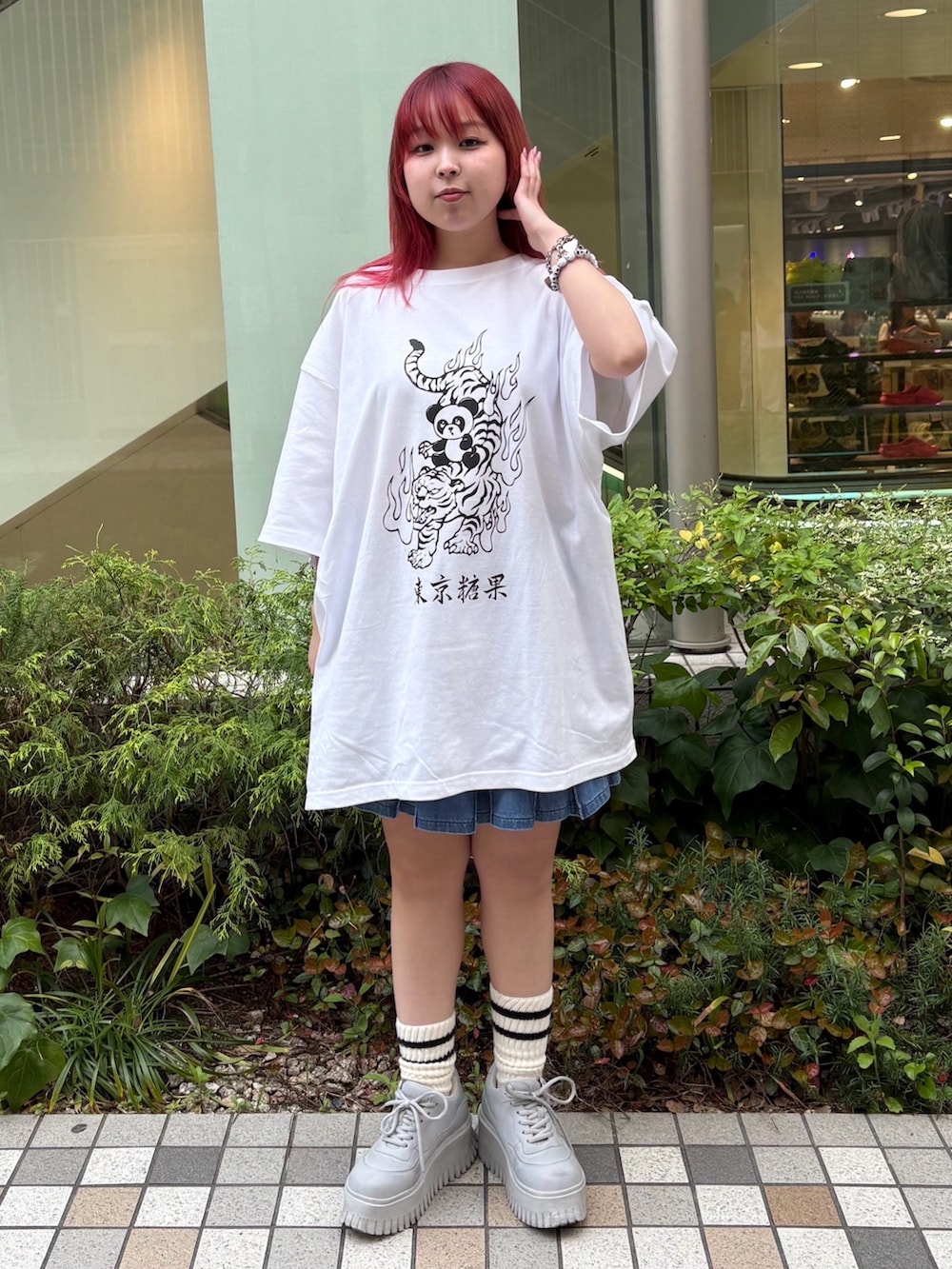 ブルー系のスカート、ホワイト系のTシャツ/カットソーを着用したレディースの春コーディネートの4枚目の写真
