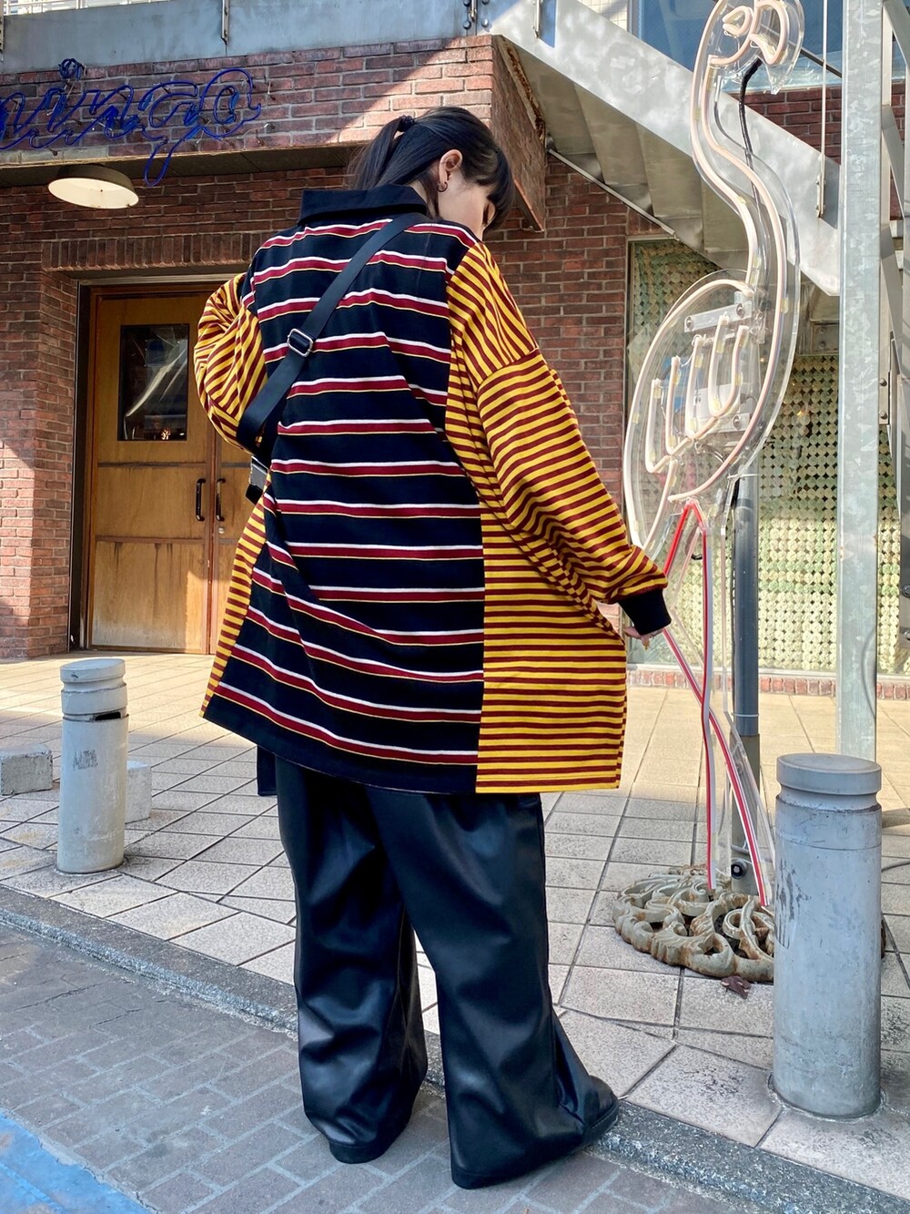 ブラック系のボディバッグ/ウエストポーチ、ブラック系のサロペット/オーバーオール、ブラック系のワンピースを着用したレディースの冬コーディネートの3枚目の写真