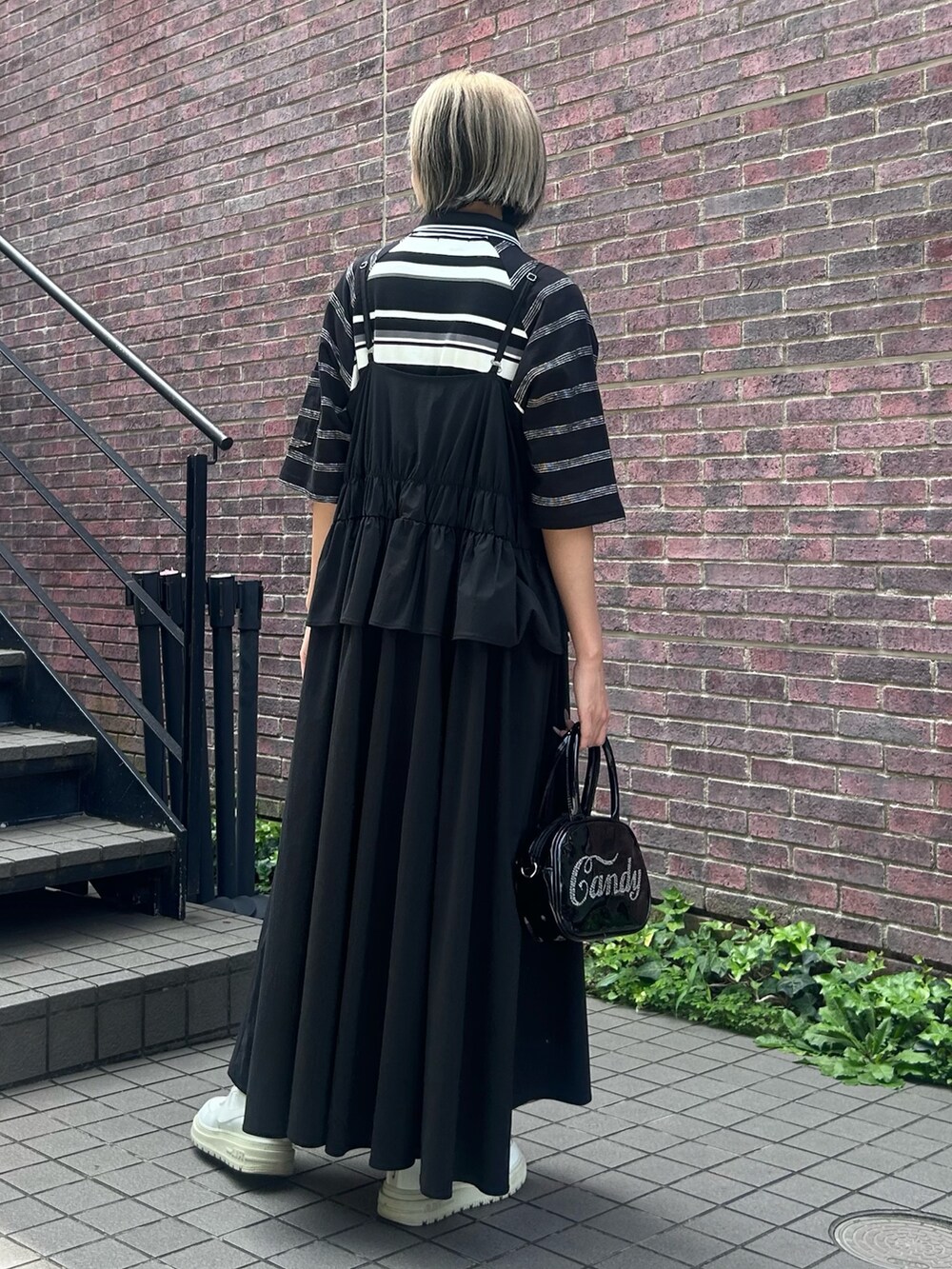 ブラック系のワンピース、ブラック系のワンピース、ブラック系のボストンバッグを着用したレディースの夏コーディネートの5枚目の写真