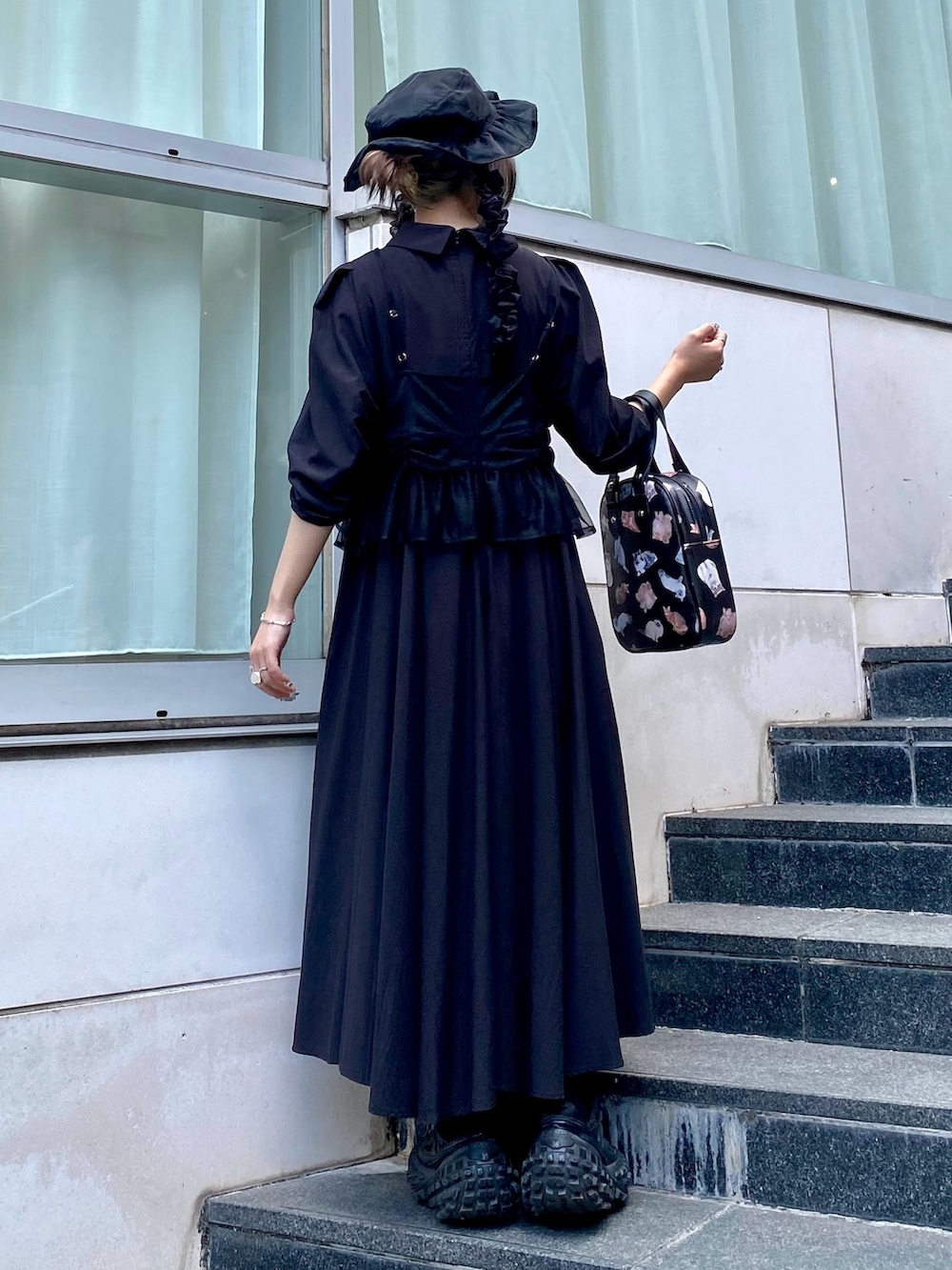 ブラック系のハンドバッグ、ブラック系のワンピース、ブラック系のソックス/靴下を着用したレディースの夏コーディネートの5枚目の写真