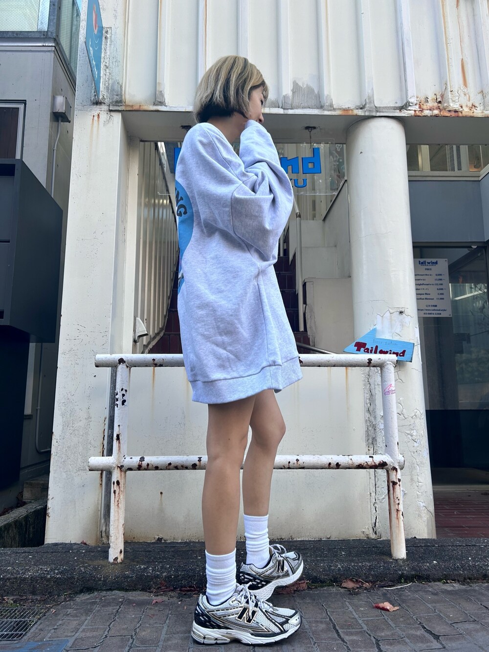 グレー系のスウェット、ブラック系のその他アウターを着用したレディースの冬コーディネートの5枚目の写真