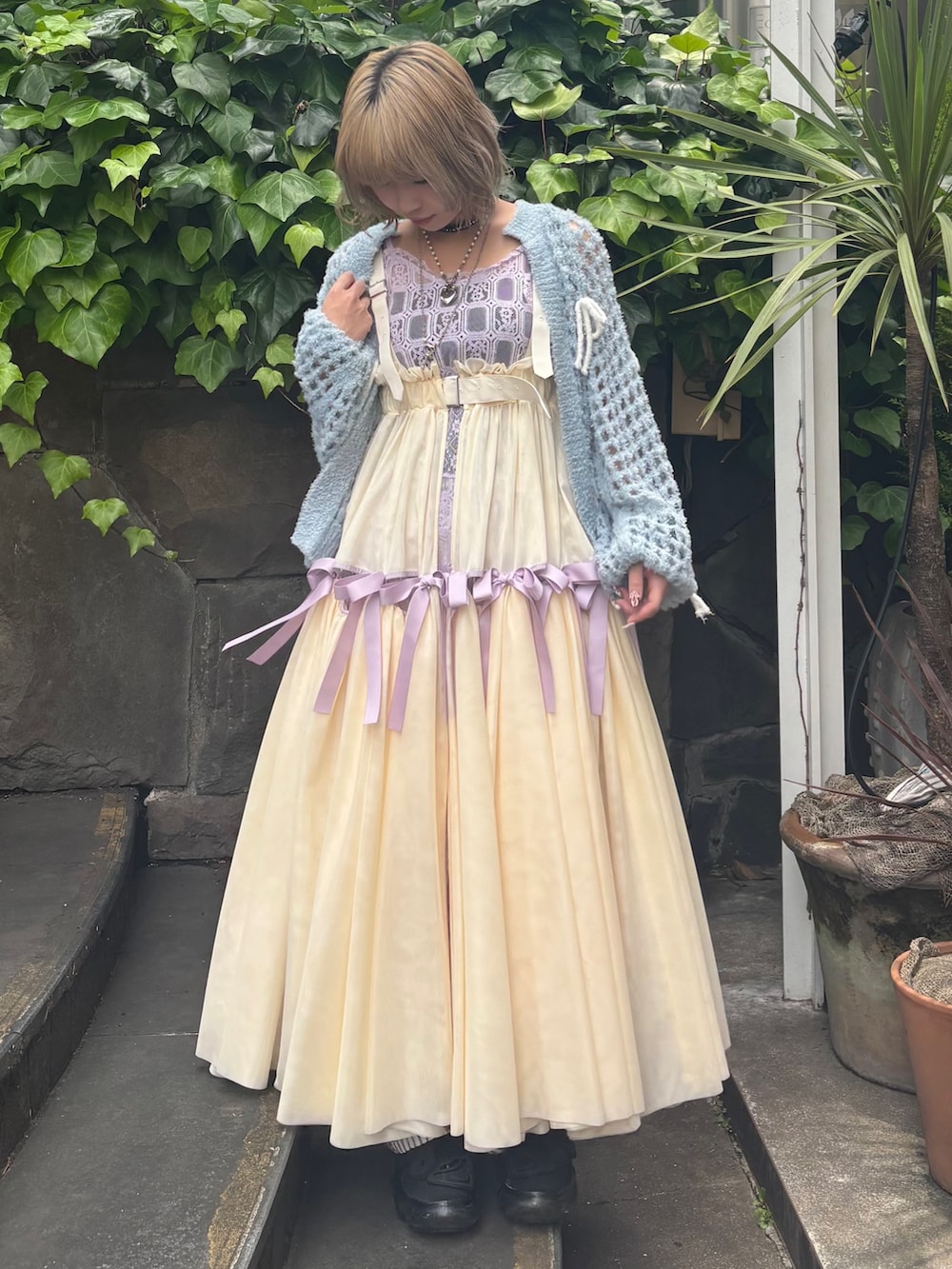 ブルー系のカーディガン/ボレロ、パープル系のワンピース、ホワイト系のスカートを着用したレディースの夏コーディネートの2枚目の写真