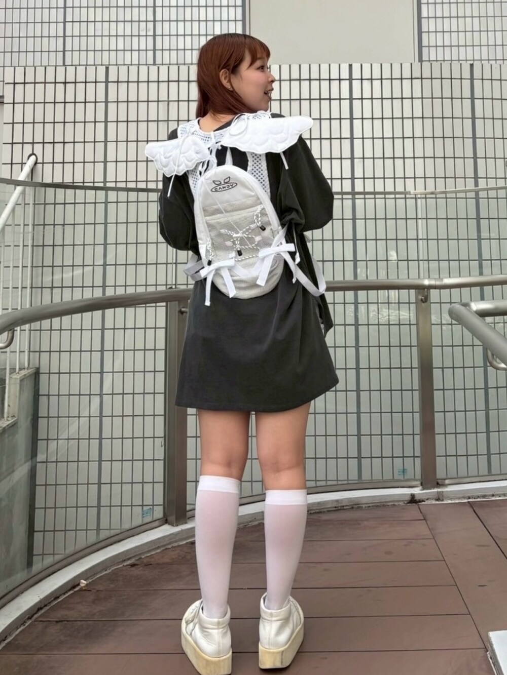 グレー系のTシャツ/カットソー、ホワイト系のその他パンツ、ホワイト系のバックパック/リュックを着用したレディースの秋コーディネートの6枚目の写真