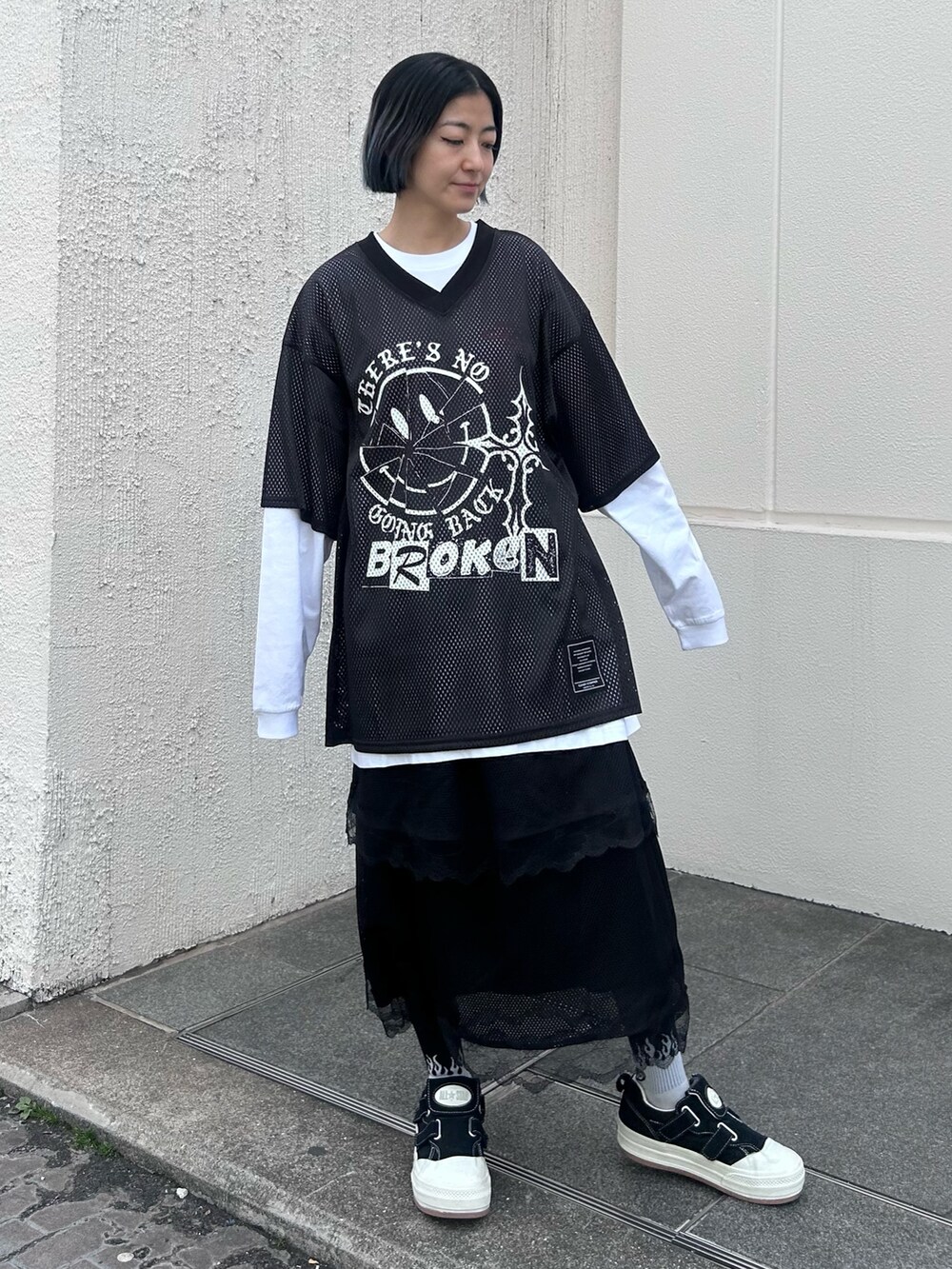 ブラック系のスカート、ブラック系のTシャツ/カットソー、ブラック系のTシャツ/カットソーを着用したレディースの春コーディネートの2枚目の写真