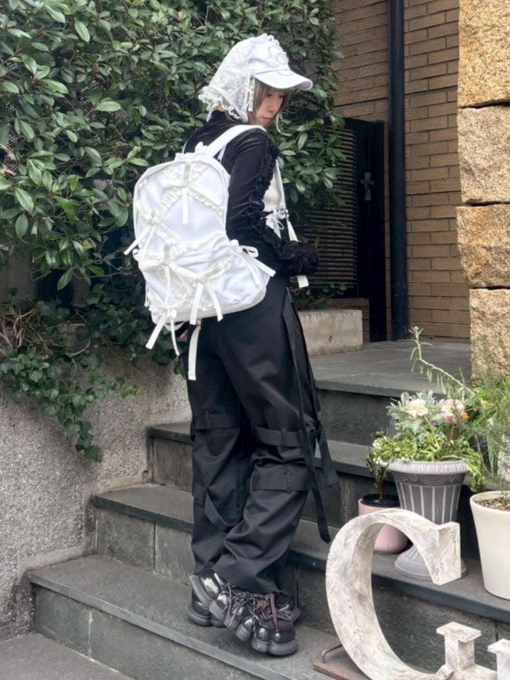 ブラック系のTシャツ/カットソー、ホワイト系のその他トップス、ブラック系のその他パンツを着用したレディースの冬コーディネートの3枚目の写真