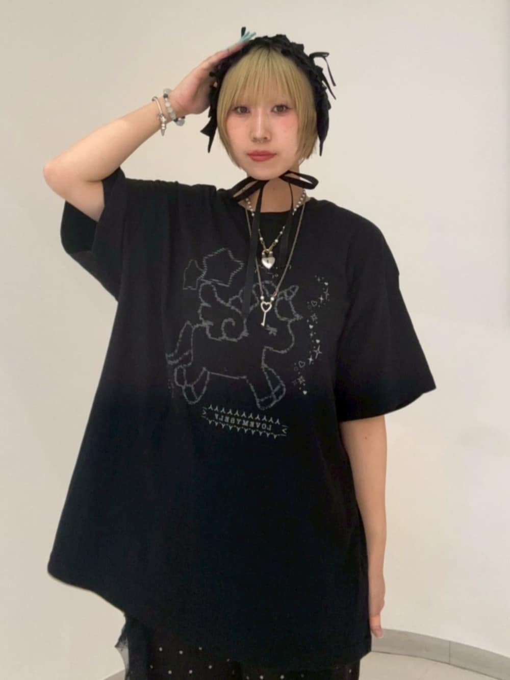 ブラック系のその他パンツ、ブラック系のTシャツ/カットソー、ブラック系のニットキャップ/ビーニーを着用したレディースの夏コーディネートの2枚目の写真