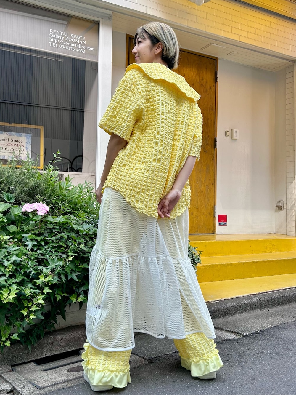 イエロー系のその他パンツ、ホワイト系のワンピース、ホワイト系のTシャツ/カットソーを着用したレディースの春コーディネートの2枚目の写真