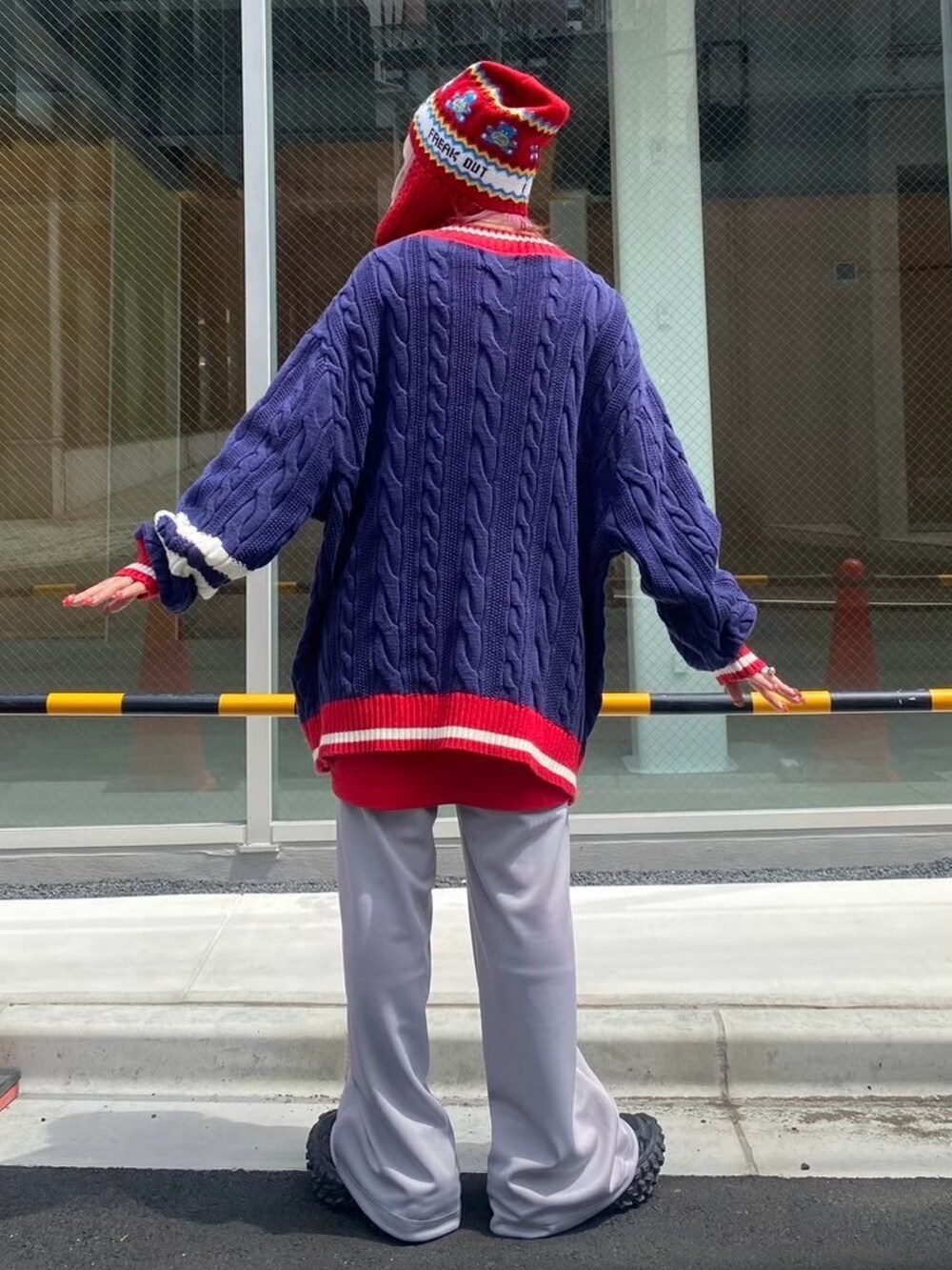 ブルー系のカーディガン/ボレロ、レッド系のTシャツ/カットソー、グレー系のその他パンツを着用したレディースの秋コーディネートの4枚目の写真