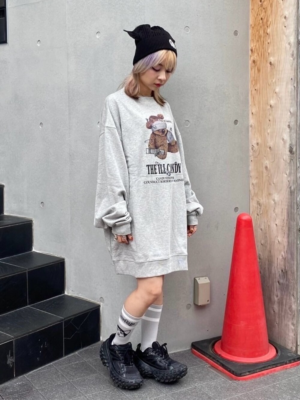 グレー系のスウェット、ブラック系のニットキャップ/ビーニー、グレー系のソックス/靴下を着用したレディースの秋コーディネートの2枚目の写真