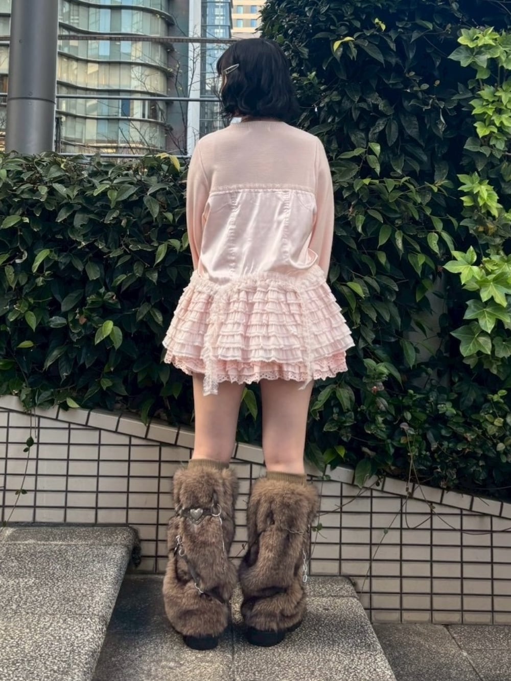 ブラウン系のブーツ、ピンク系のスカート、ピンク系のカーディガン/ボレロを着用したレディースの冬コーディネートの5枚目の写真