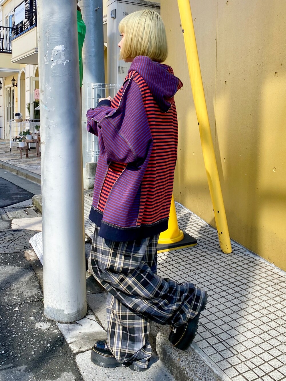 ブラック系のシューズ、ブラック系のその他パンツ、オレンジ系のパーカーを着用したレディースの冬コーディネートの3枚目の写真