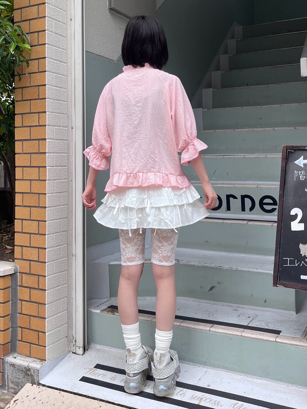 ピンク系のシャツ/ブラウス、ホワイト系のその他パンツを着用したレディースの夏コーディネートの4枚目の写真