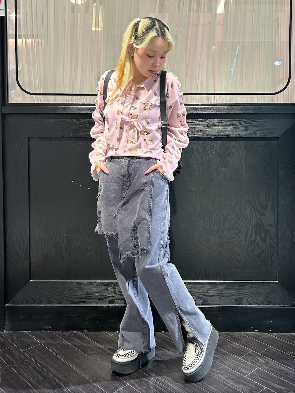 ピンク系のカーディガン/ボレロ、ピンク系のキャミソール、ブラック系のその他パンツを着用したレディースの春コーディネートの2枚目の写真