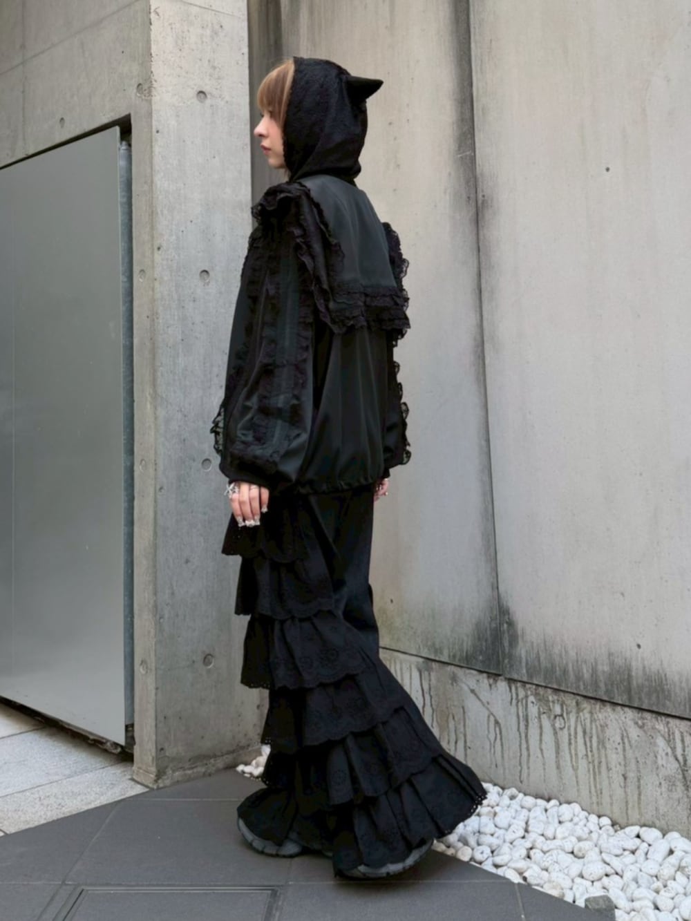 ブラック系のショルダーバッグ、ブラック系のその他トップス、ブラック系のブルゾンを着用したレディースの冬コーディネートの4枚目の写真