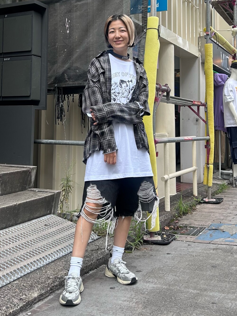 ブラック系のシャツ/ブラウス、ホワイト系のTシャツ/カットソー、ブラック系のデニムパンツを着用したレディースの夏コーディネートの2枚目の写真