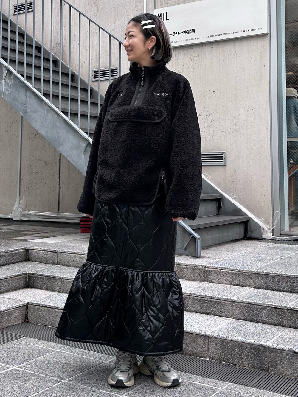 ブラック系のその他トップス、グレー系のTシャツ/カットソー、ブラック系のワンピースを着用したレディースの秋コーディネートの3枚目の写真