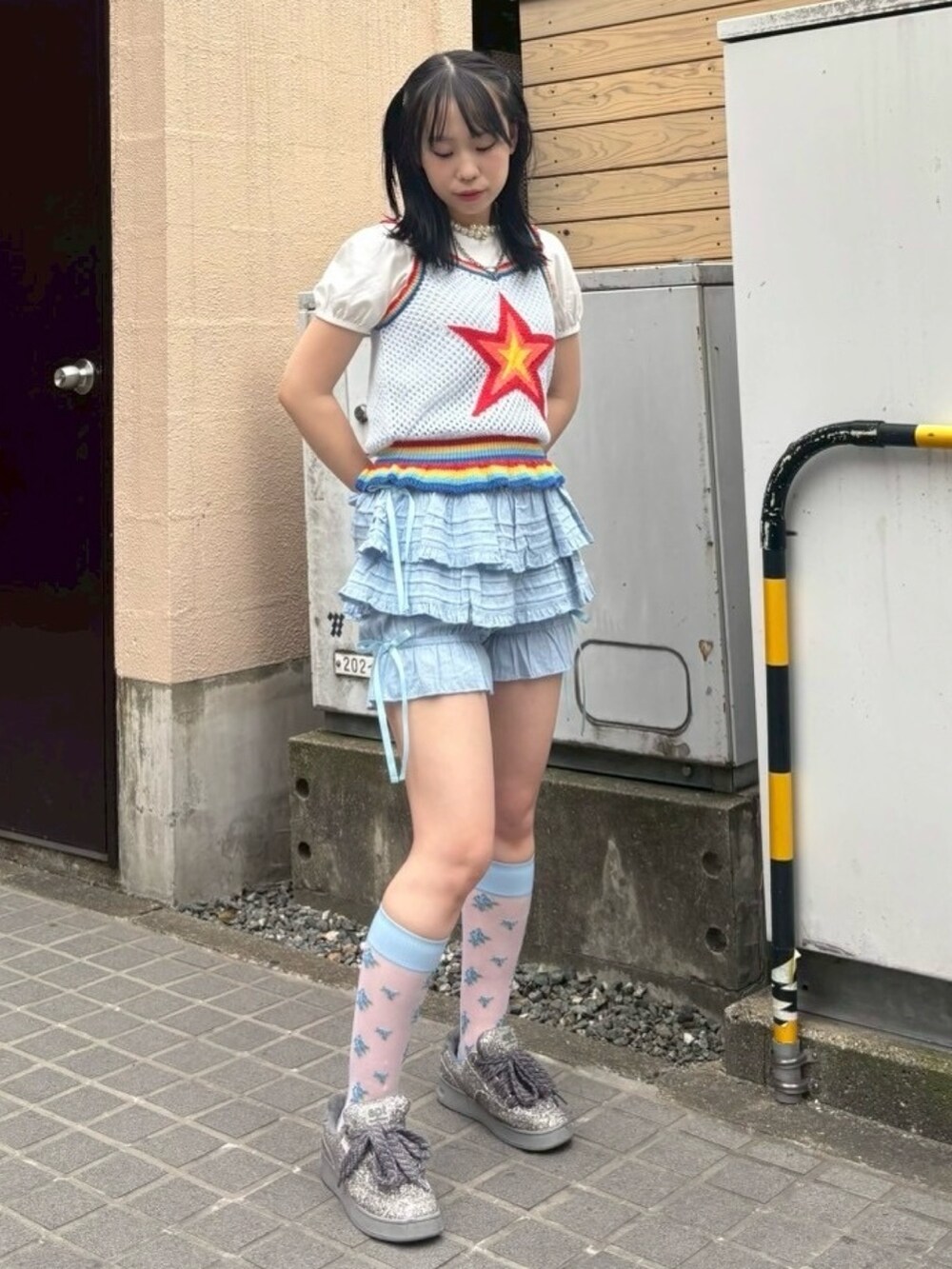 ブルー系のその他パンツ、ブルー系のキャミソール、ホワイト系のTシャツ/カットソーを着用したレディースの夏コーディネートの4枚目の写真