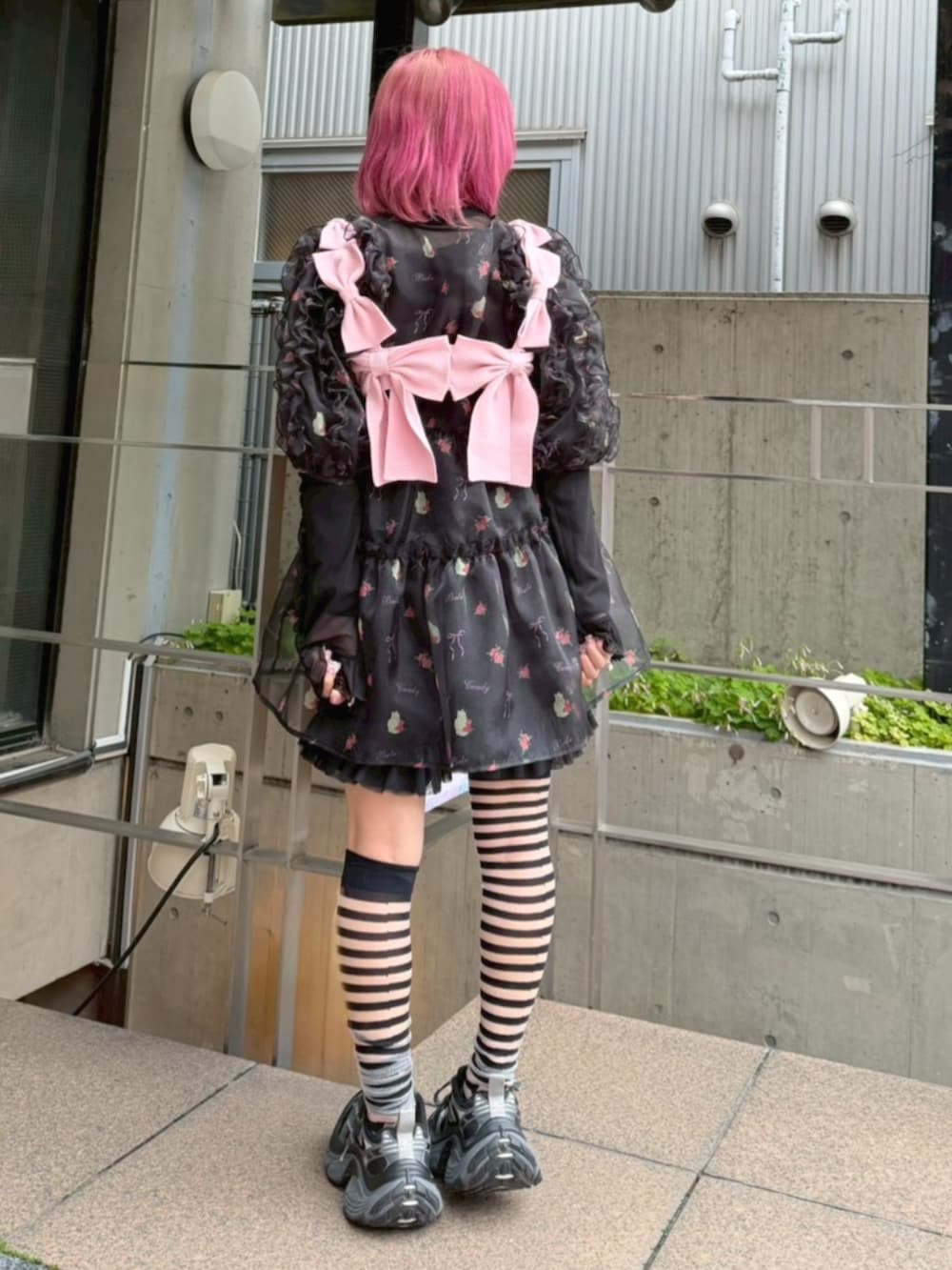 ブラック系のその他トップス、ブラック系のワンピース、ブラック系のその他パンツを着用したレディースの春コーディネートの4枚目の写真