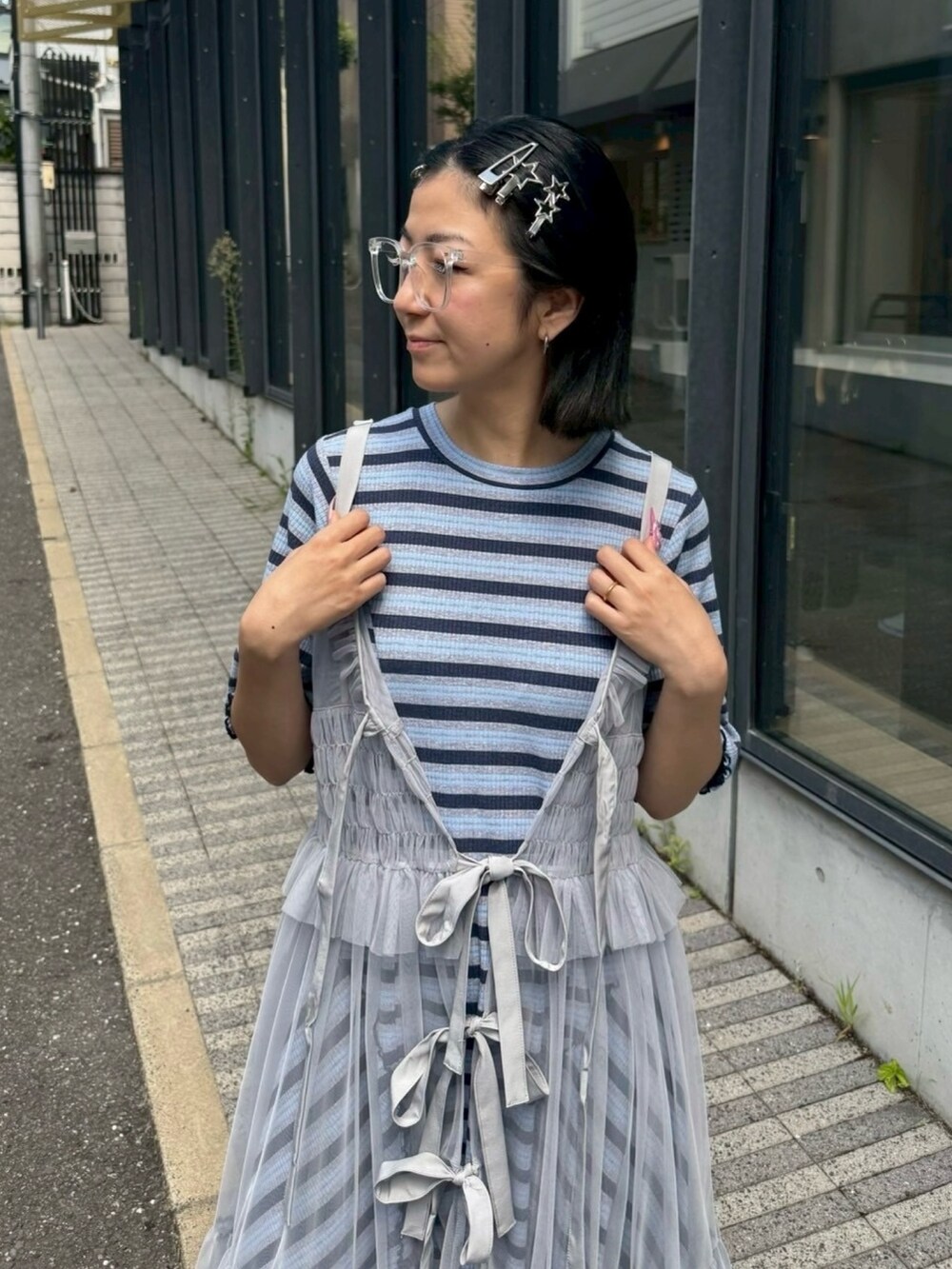 グレー系のワンピース、グレー系のワンピースを着用したレディースの夏コーディネートの5枚目の写真