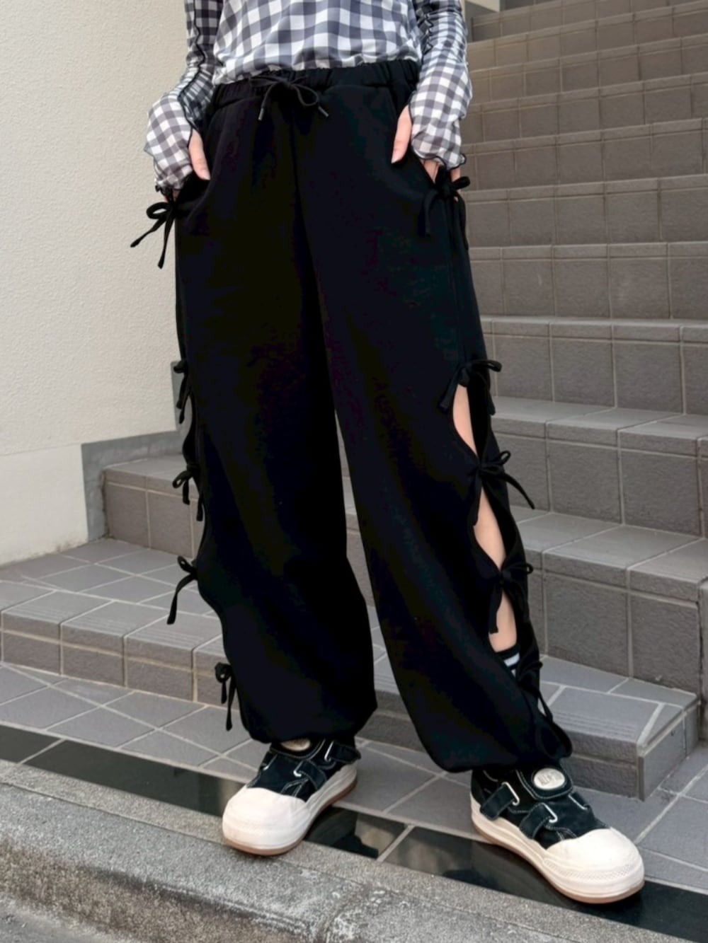 ブラック系のボディバッグ/ウエストポーチ、ブラック系のパーカー、ブラック系のTシャツ/カットソーを着用したレディースの春コーディネートの5枚目の写真