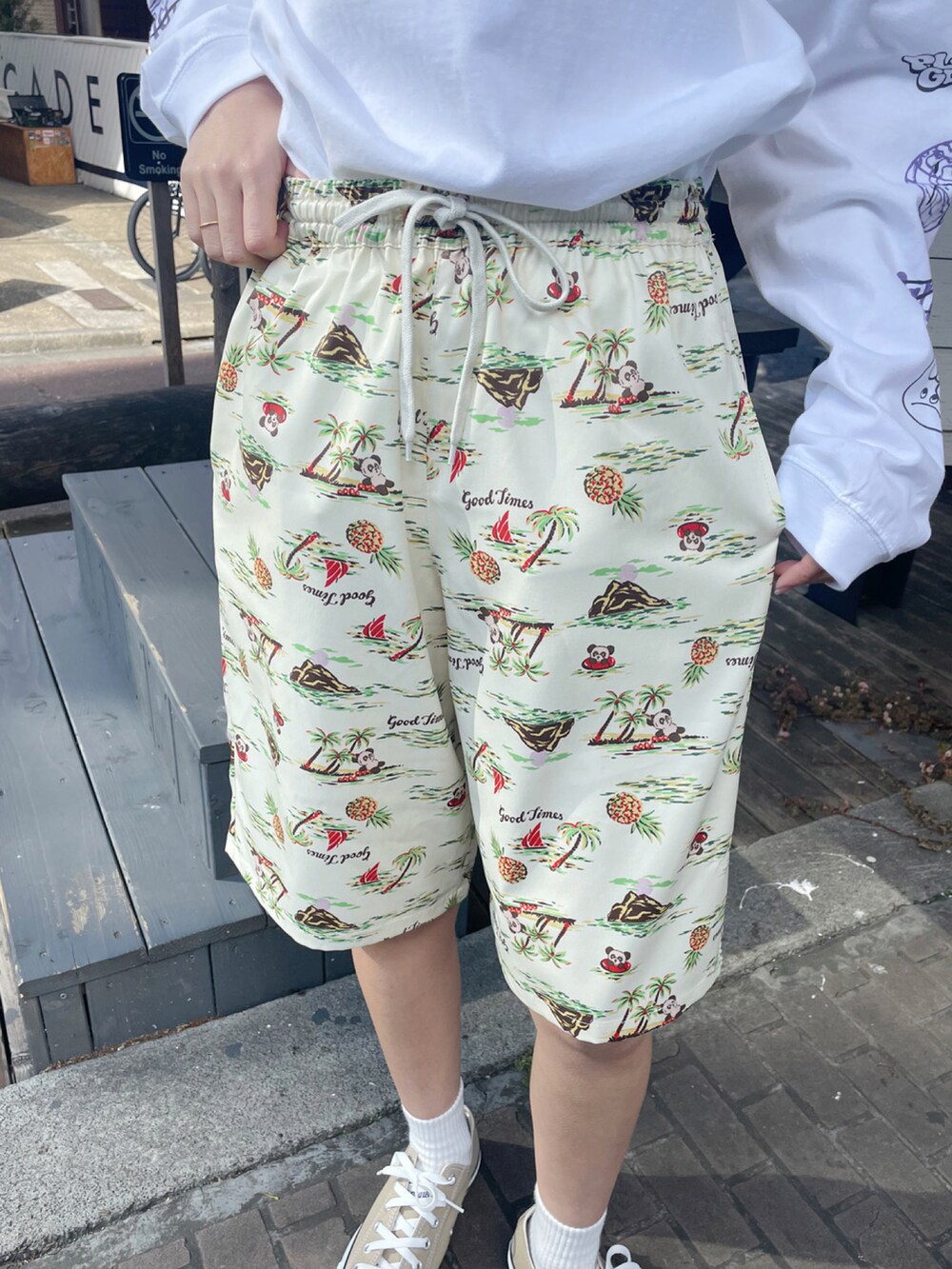 ホワイト系のシャツ/ブラウス、ホワイト系のその他パンツ、ベージュ系のスニーカーを着用したレディースの冬コーディネートの3枚目の写真