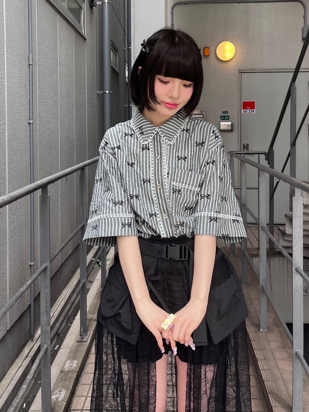 ブラック系のその他パンツ、ブラック系のスカート、グレー系のシャツ/ブラウスを着用したレディースの夏コーディネートの4枚目の写真