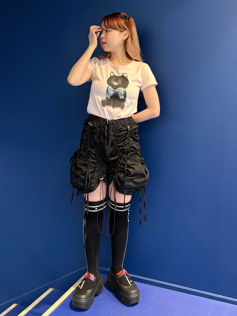 ブラック系のその他パンツ、ピンク系のTシャツ/カットソー、ブラック系のソックス/靴下を着用したレディースの夏コーディネートの3枚目の写真