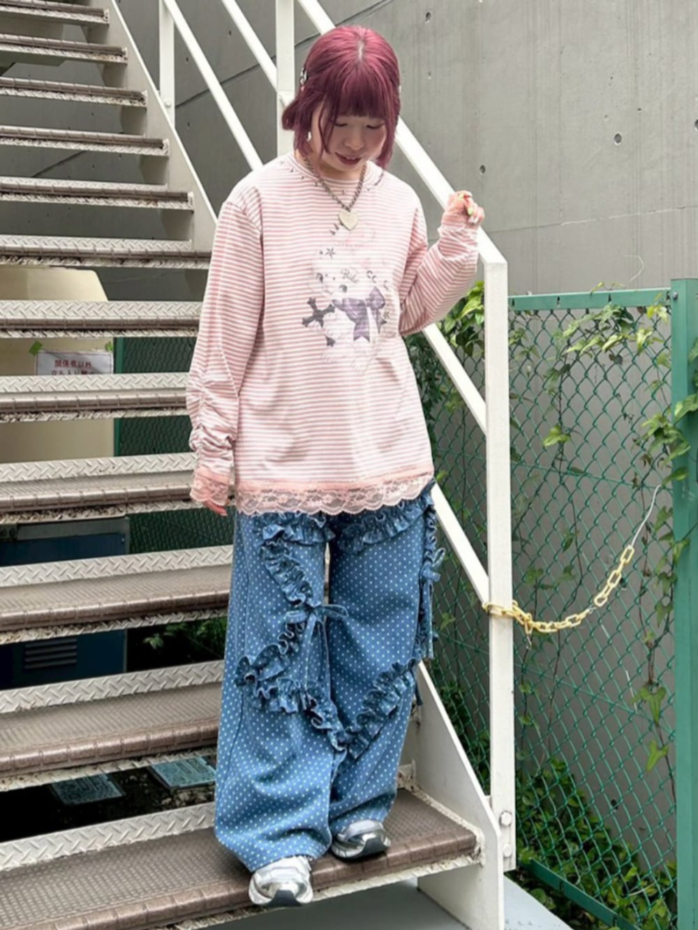 ピンク系のTシャツ/カットソー、ブルー系のデニムパンツを着用したレディースの夏コーディネートの2枚目の写真
