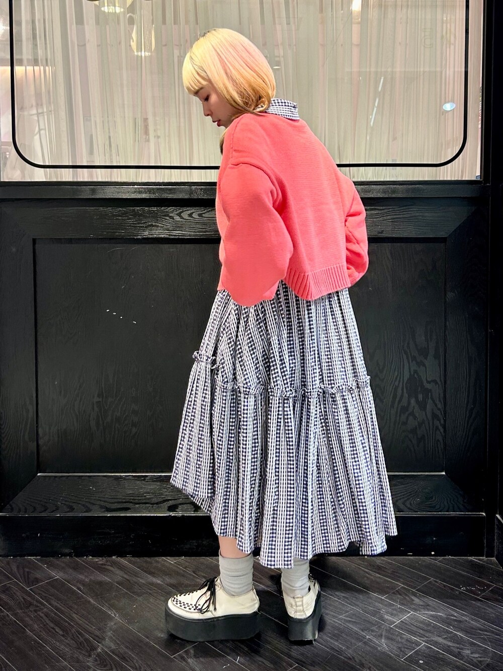 ピンク系のニット/セーター、ホワイト系のワンピースを着用したレディースの冬コーディネートの4枚目の写真