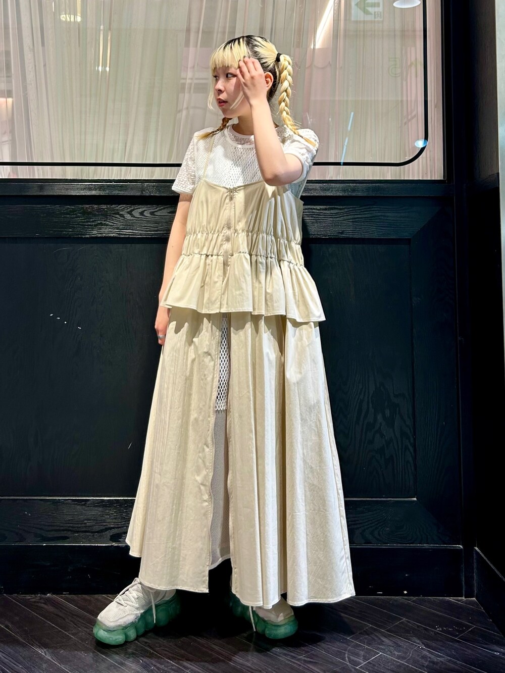 ホワイト系のTシャツ/カットソー、ホワイト系のワンピース、ベージュ系のワンピースを着用したレディースの夏コーディネートの3枚目の写真