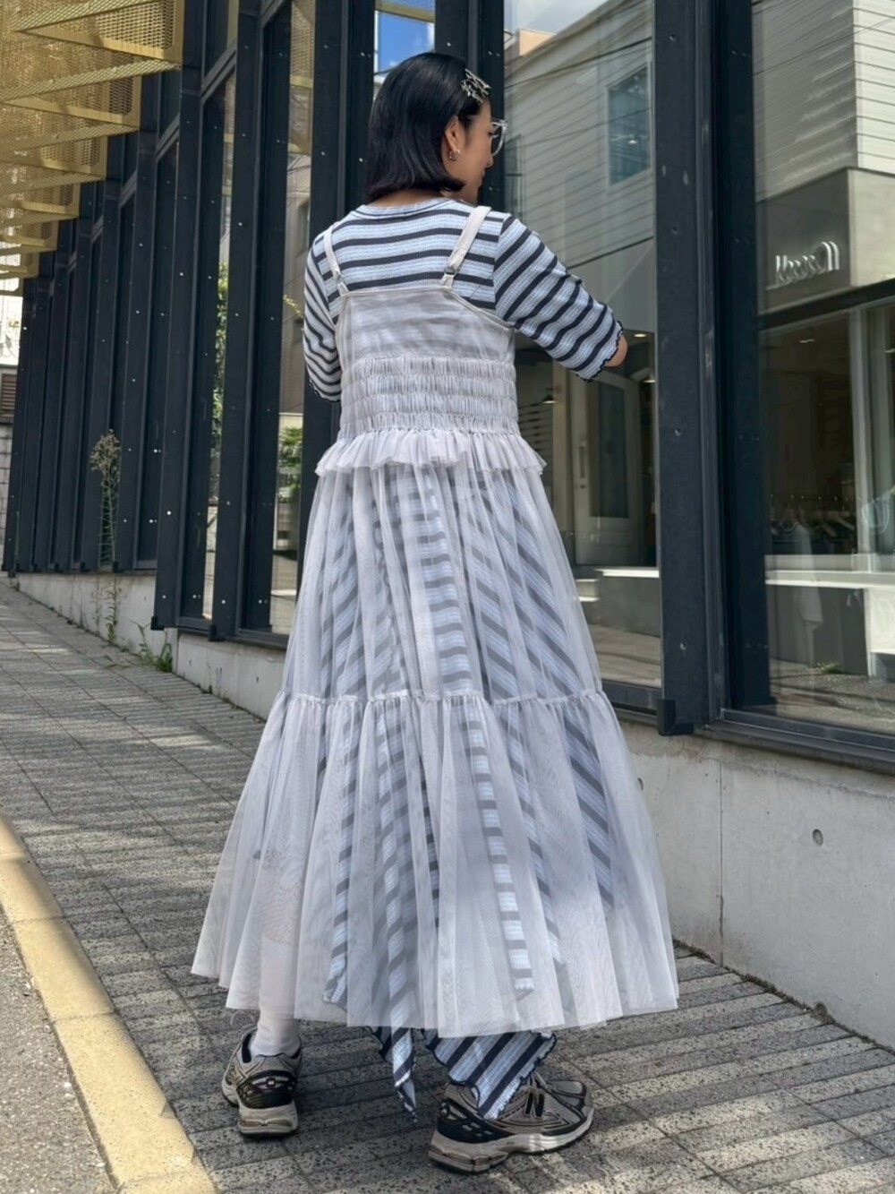 グレー系のワンピース、グレー系のワンピースを着用したレディースの夏コーディネートの4枚目の写真